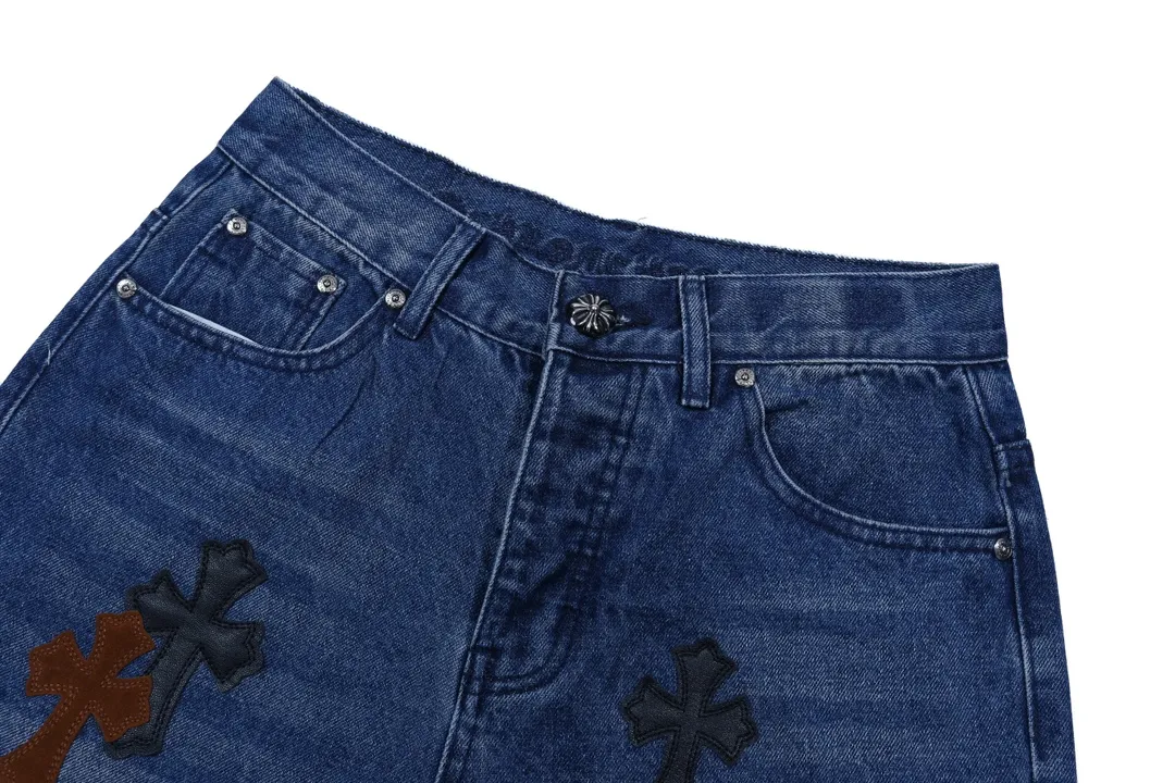 P280 Style number: D341 ChromeHearts Chrome washed blue contrasting leather patch straight pants ceiling-level jeans, a pair is hard to find at the counter‼ ️About Zangyin✅This is an extremely luxurious fashion brand that can also be called the aristocracy of the high street. It has always been an exclusive brand for some hipsters or rich second generations. The color of this model is already very eye-catching by using a unique washed material. It is decorated with pink patch cross flowers, which cleverly highlights the charm of the brand. Secondly, this model adopts a classic high-waist cut design, which highlights the long legs and fashionable temperament of the upper body. The brand is highly recognizable and the slim-fitting configuration is more suitable for daily wear. The personality will be fashionable and the specifications can be seen at a glance. Materials and technology ✅ Needless to say, this point goes without saying. As an excellent craftsman brand, Zangyin's requirements for details and craftsmanship are really perfect. The washed color of this model has gone through a lot of processes, not to mention the embellishment of the denim appliqués. It is also purely handmade and sewn. Just like what they believe in, only handmade things have soul and have the meaning of wearing. A top-notch heavy-duty fashionable denim item, recommended by both hands‼ ️ Size: 28, 30, 32, 34, 36 (S-XXL) Color: black Size reference: Pants length 100 102 104 106 106 Waist 72 76 80 84 88 Recommended weight S (about 110 pounds) M (about 140 pounds) L (about 140 pounds) XL (about 165) XXL (about 185)